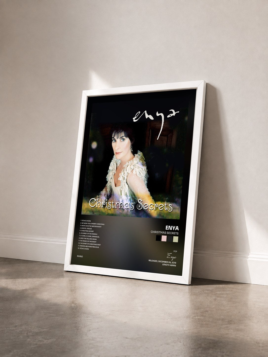 #blanc Tableau de l'album Christmas Secrets de Enya vu de trois quarts, cadre blanc