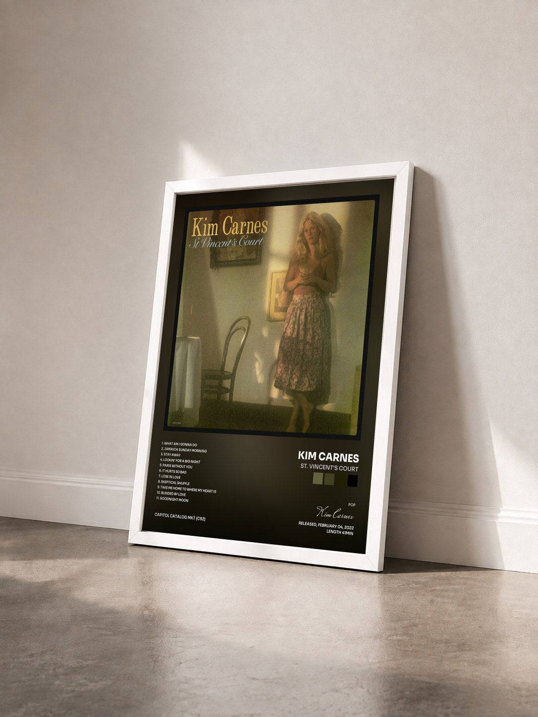 #blanc Tableau de l'album St. Vincent's Court de Kim Carnes vu de trois quarts, cadre blanc