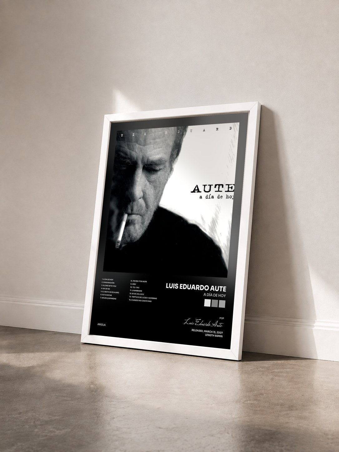 #blanc Tableau de l'album A Día De Hoy de Luis Eduardo Aute vu de trois quarts, cadre blanc
