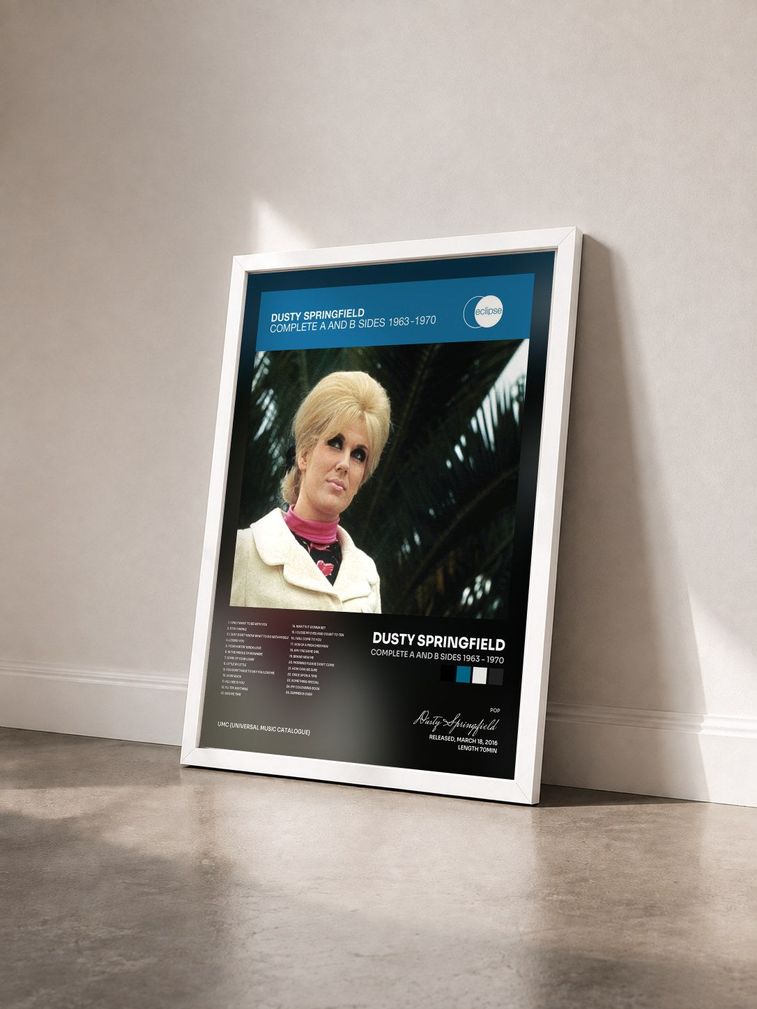 #blanc Tableau de l'album Complete A And B Sides 1963 - 1970 de Dusty Springfield vu de trois quarts, cadre blanc