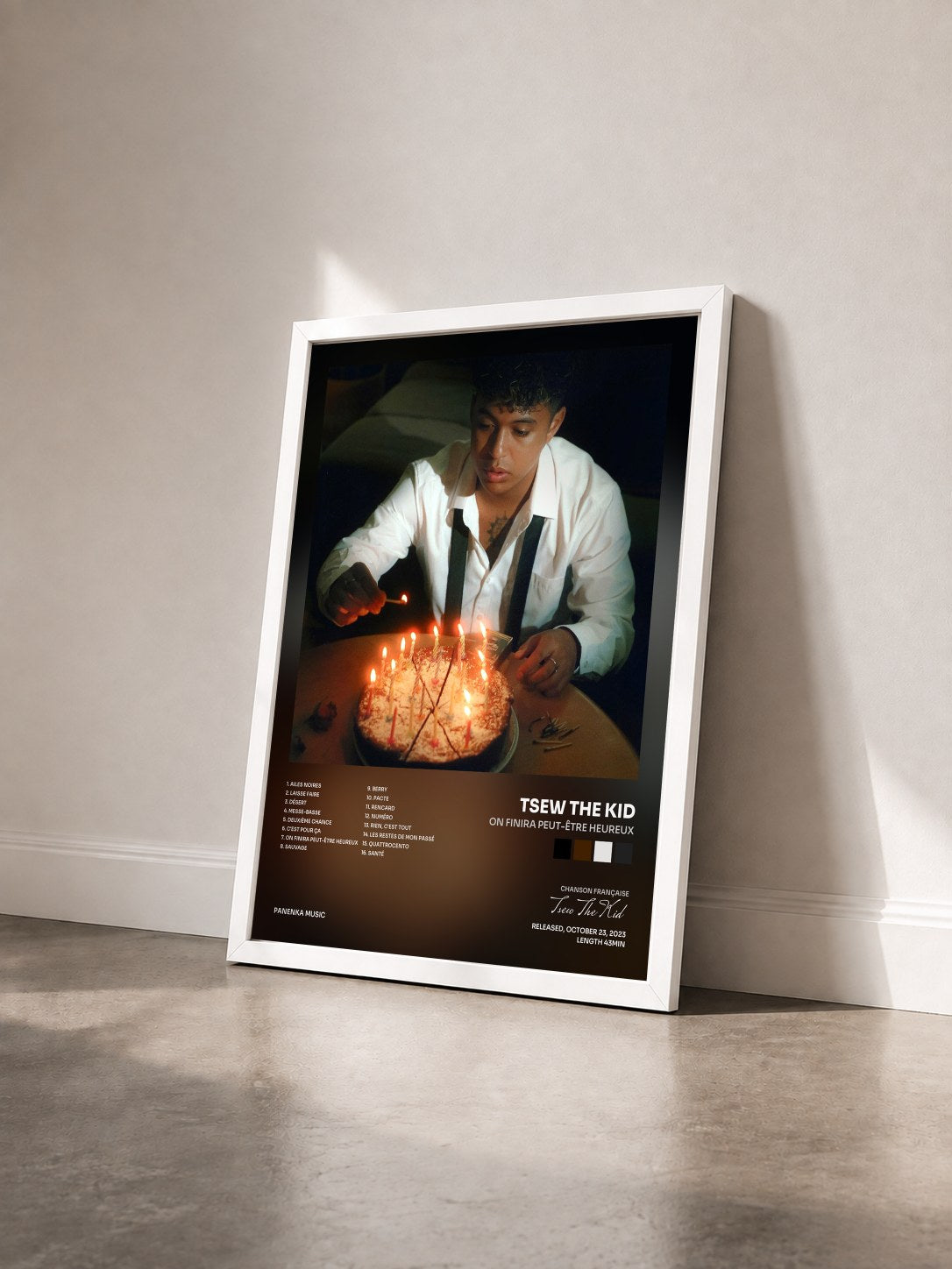 #blanc Tableau de l'album On finira peut-être heureux de Tsew The Kid vu de trois quarts, cadre blanc