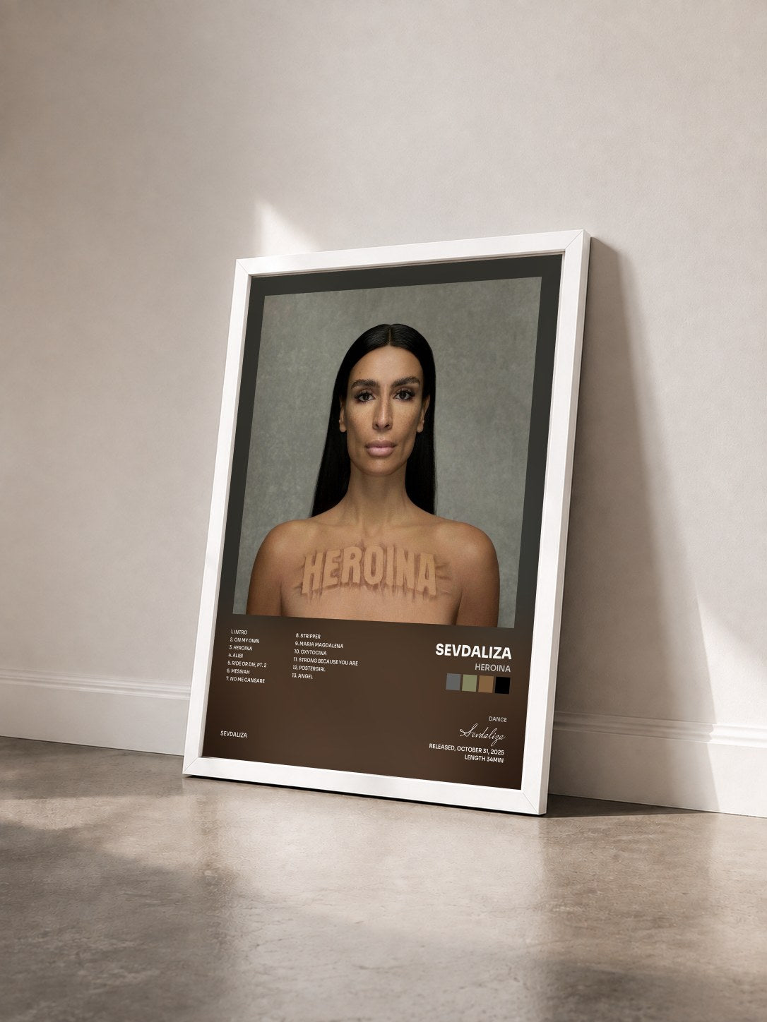 #blanc Tableau de l'album HEROINA de Sevdaliza vu de trois quarts, cadre blanc