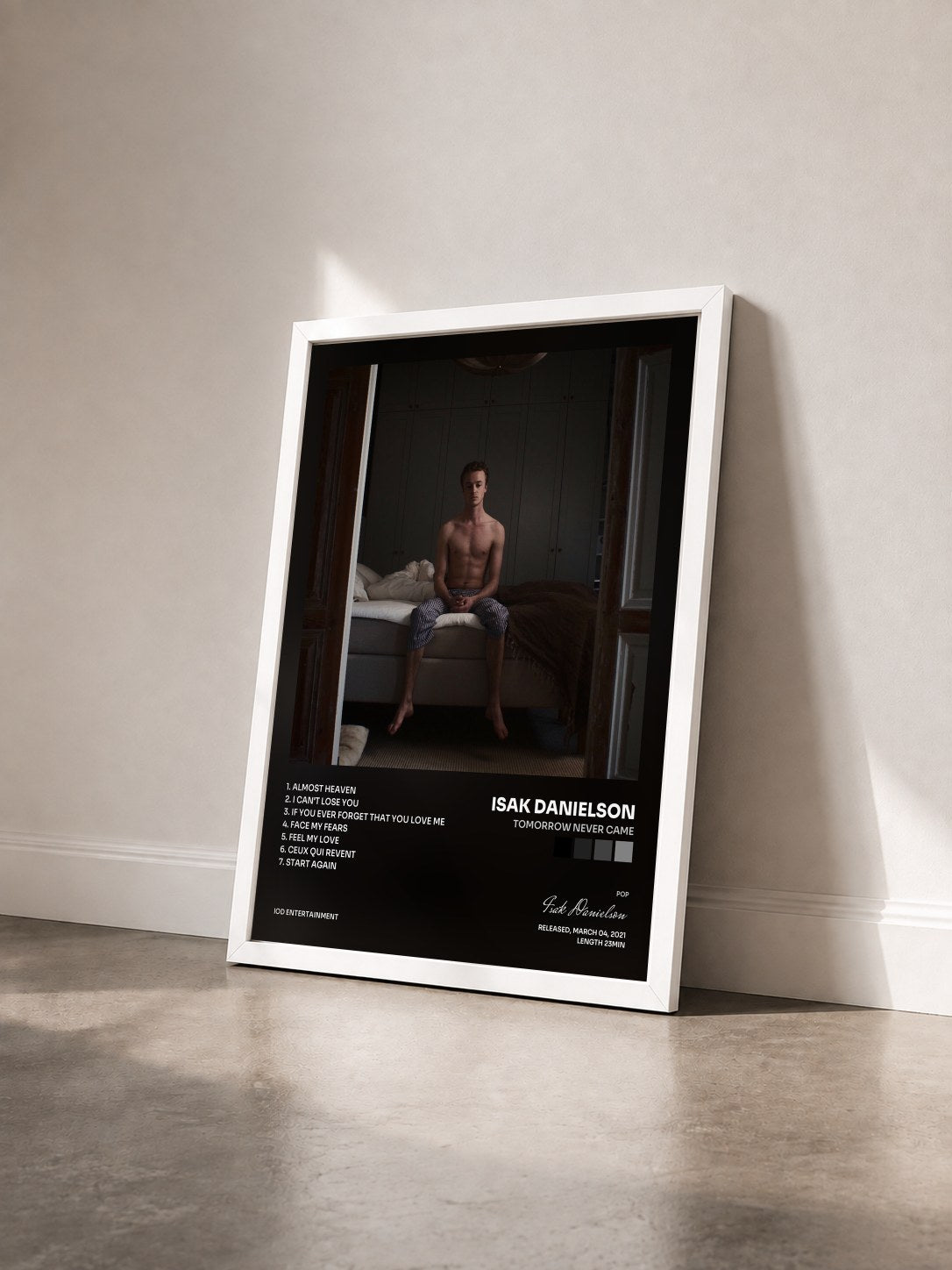 #blanc Tableau de l'album Tomorrow Never Came de Isak Danielson vu de trois quarts, cadre blanc