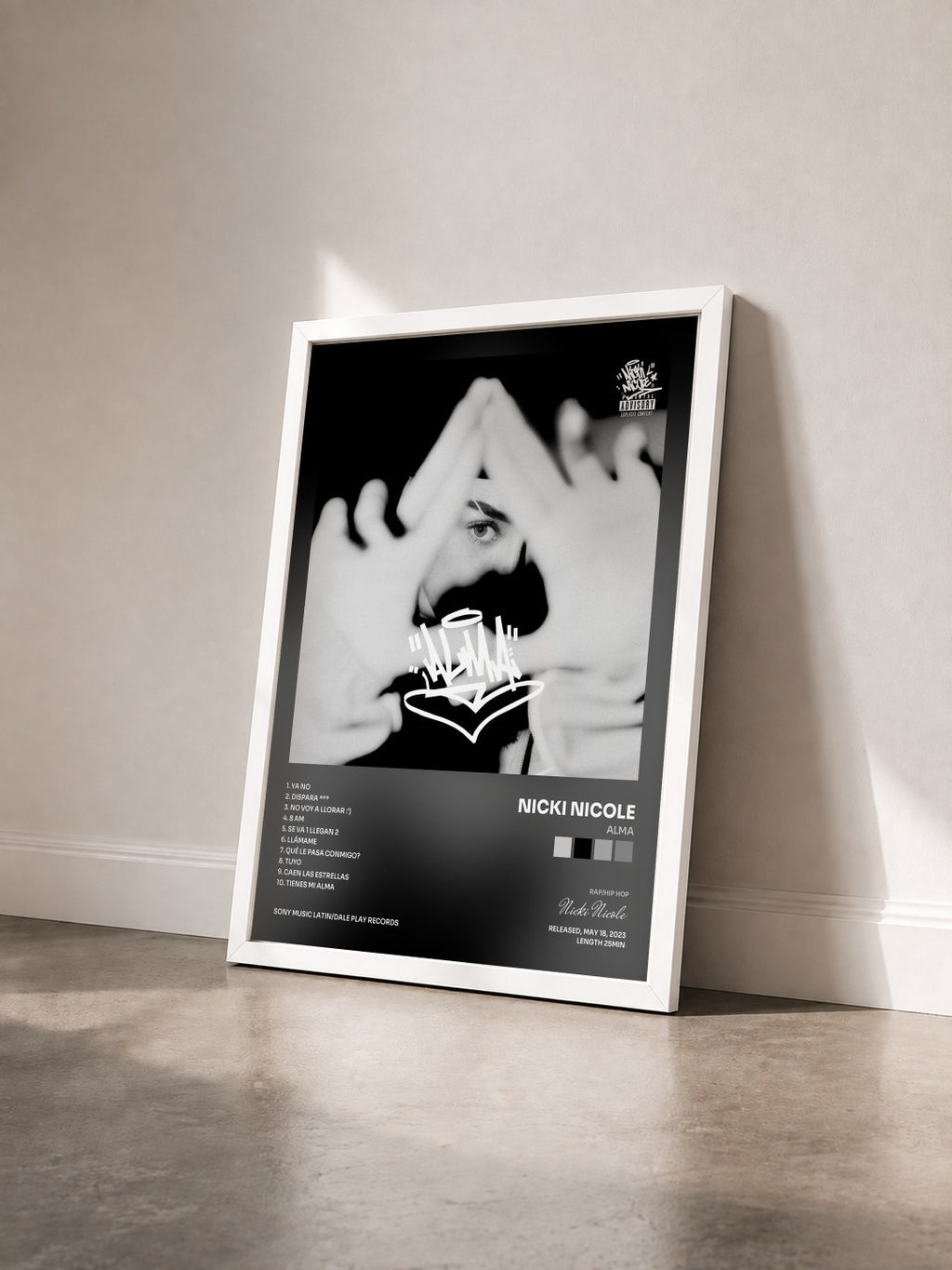 #blanc Tableau de l'album ALMA de Nicki Nicole vu de trois quarts, cadre blanc