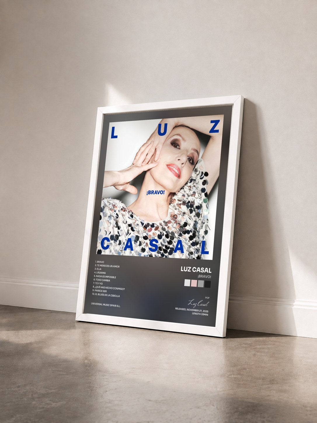 #blanc Tableau de l'album ¡Bravo! de Luz Casal vu de trois quarts, cadre blanc