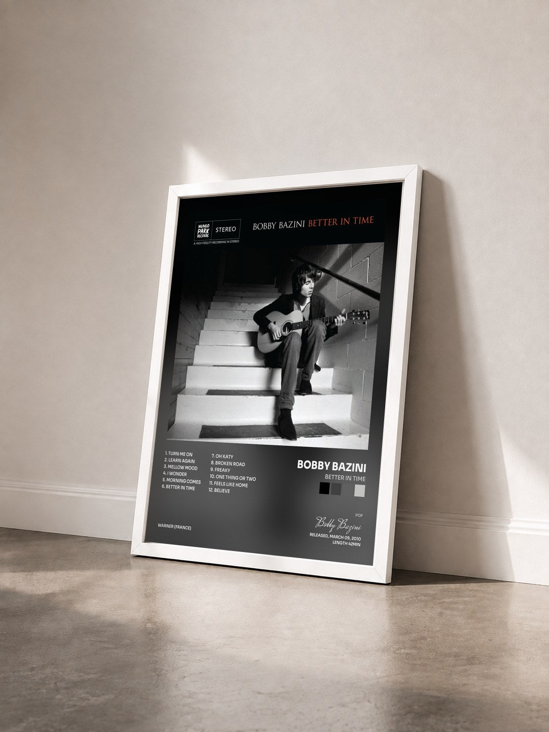 #blanc Tableau de l'album Better In Time de Bobby Bazini vu de trois quarts, cadre blanc