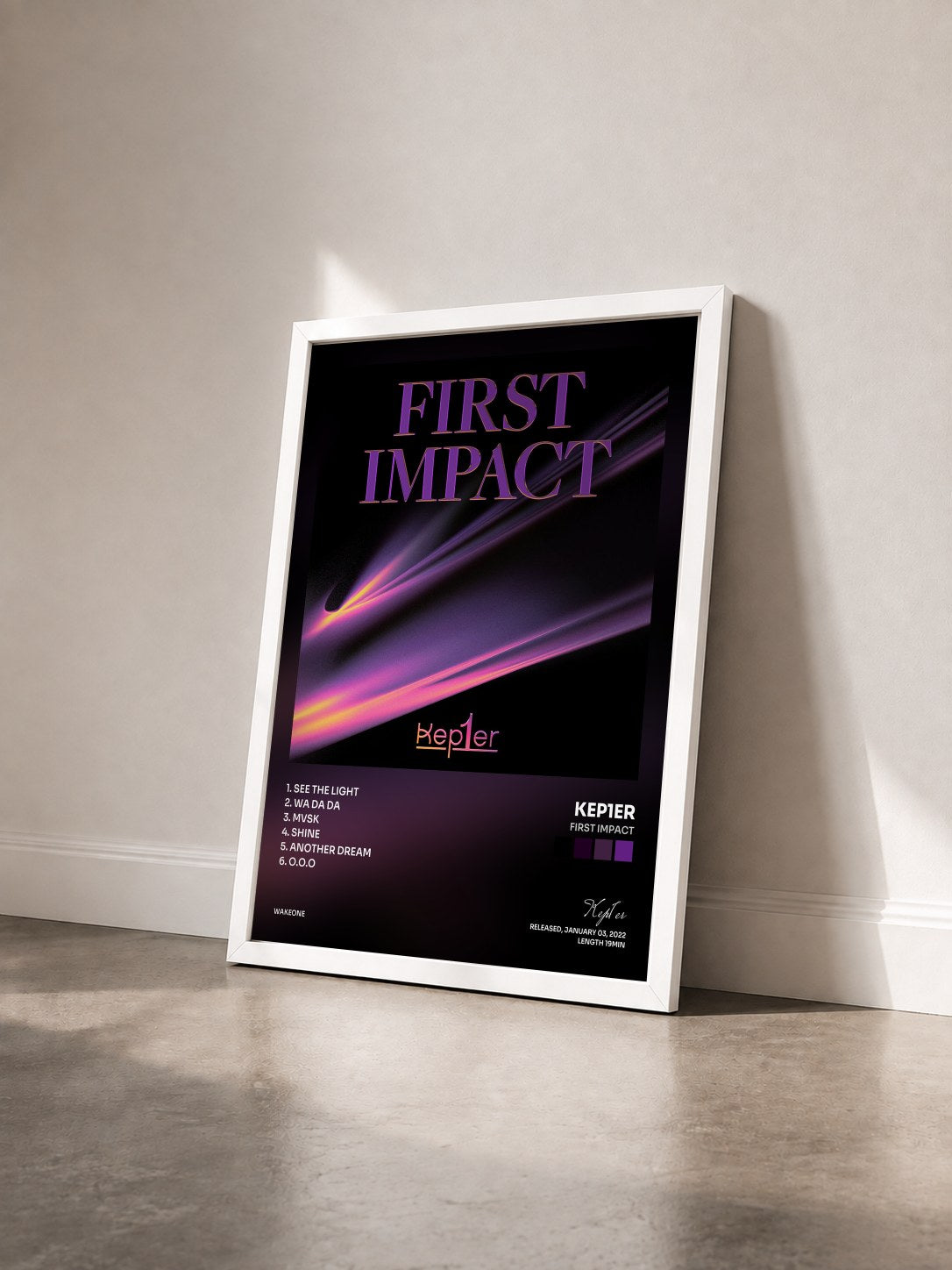 #blanc Tableau de l'album FIRST IMPACT de Kep1er vu de trois quarts, cadre blanc