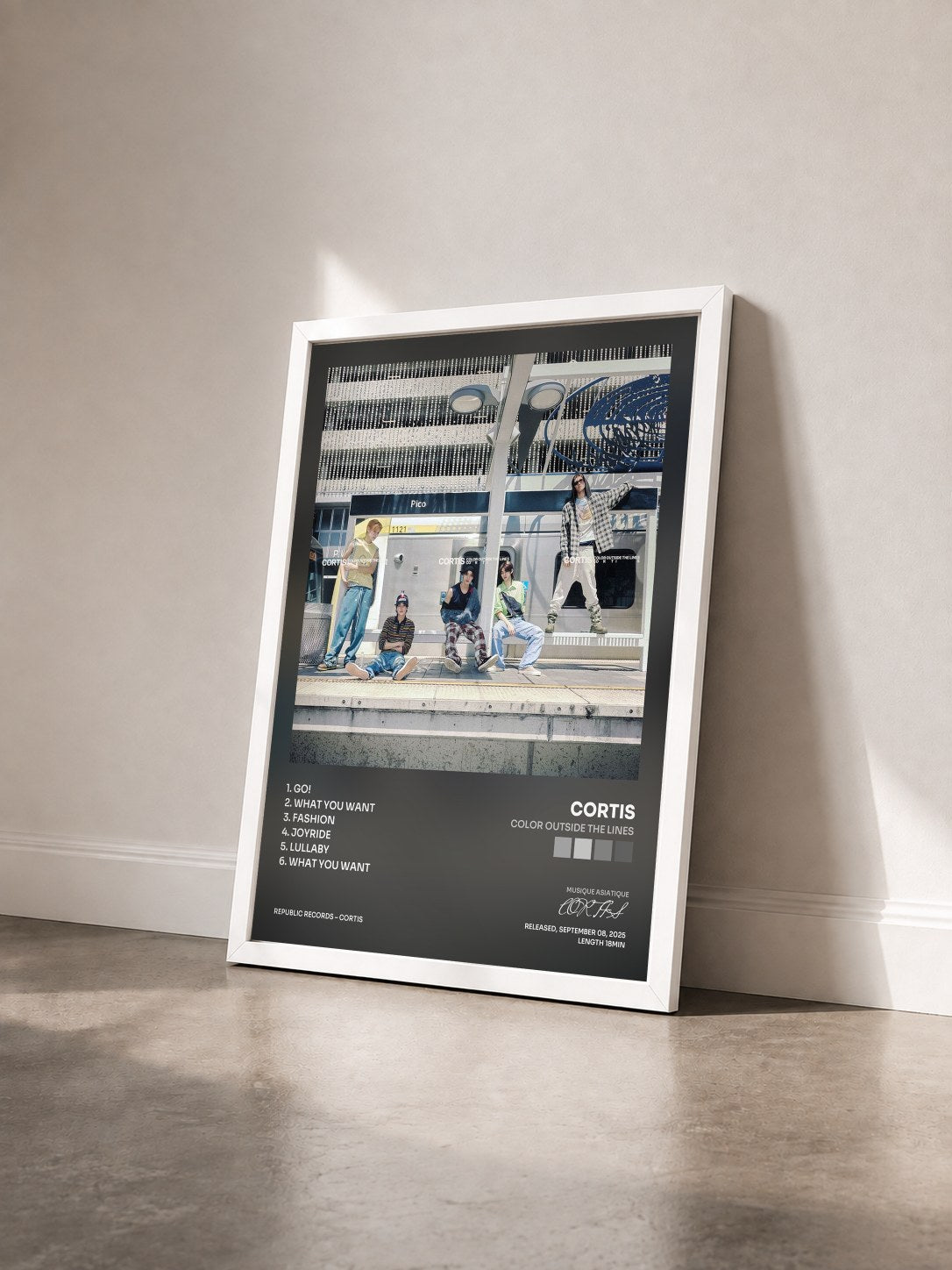 #blanc Tableau de l'album COLOR OUTSIDE THE LINES de CORTIS vu de trois quarts, cadre blanc