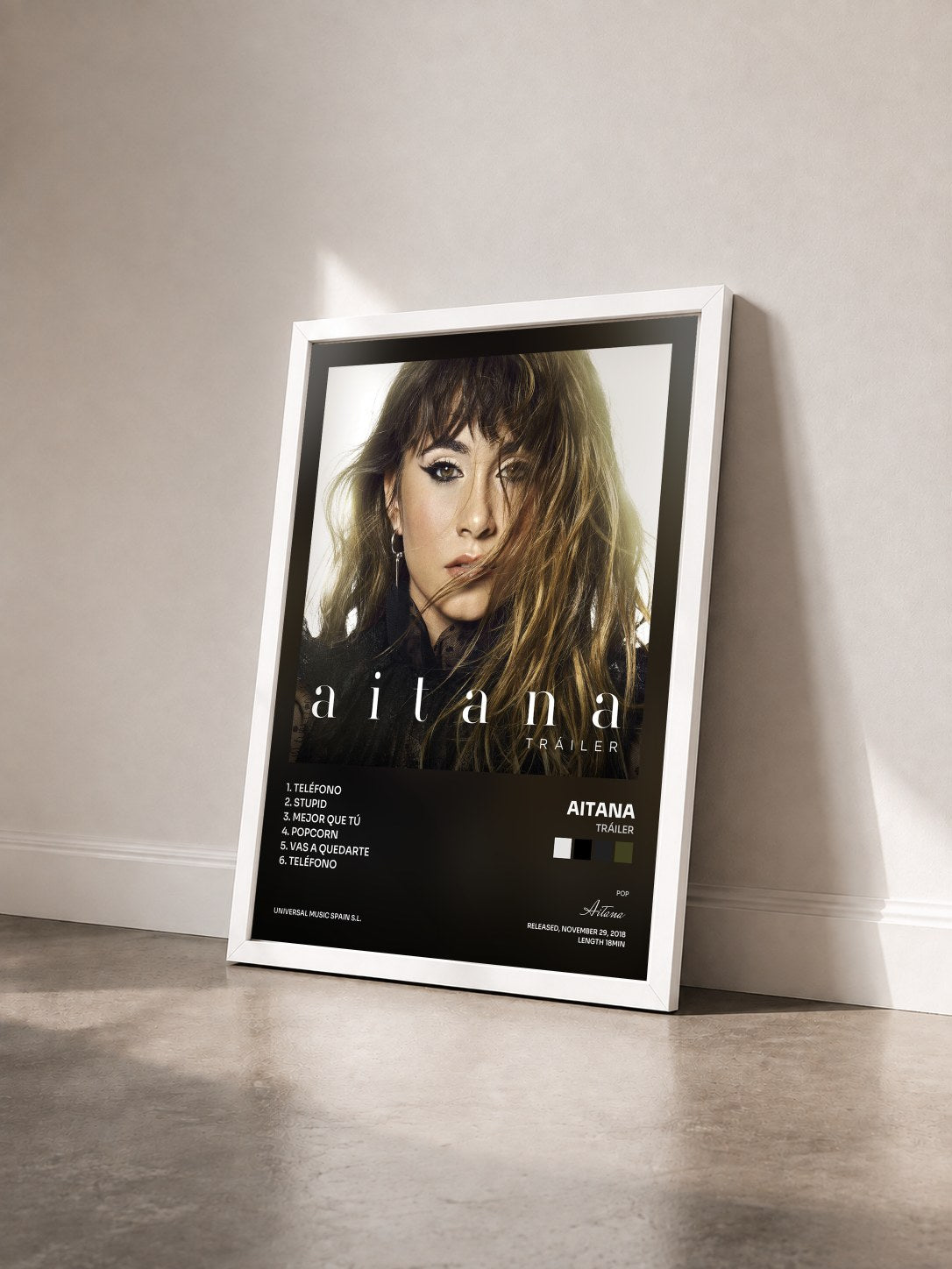 #blanc Tableau de l'album Tráiler de Aitana vu de trois quarts, cadre blanc