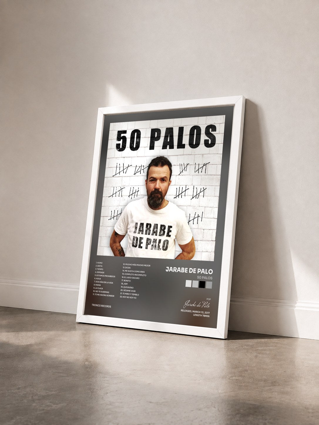 #blanc Tableau de l'album 50 Palos de Jarabe de Palo vu de trois quarts, cadre blanc