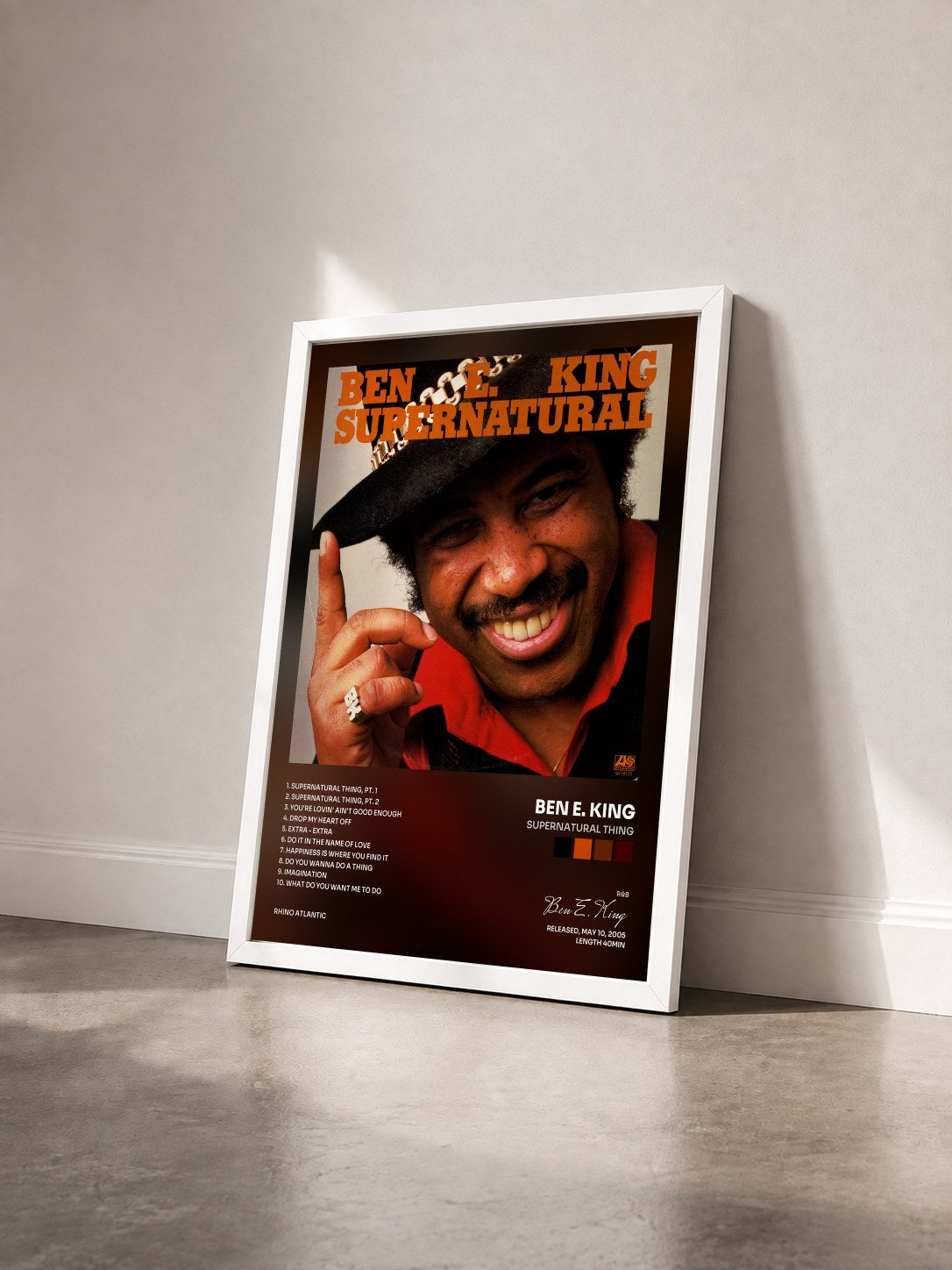 #blanc Tableau de l'album Supernatural Thing de Ben E. King vu de trois quarts, cadre blanc