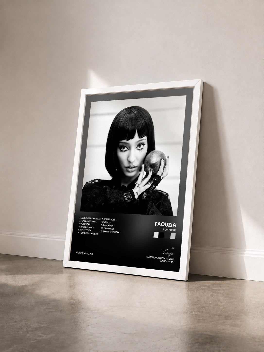 #blanc Tableau de l'album FILM NOIR de Faouzia vu de trois quarts, cadre blanc