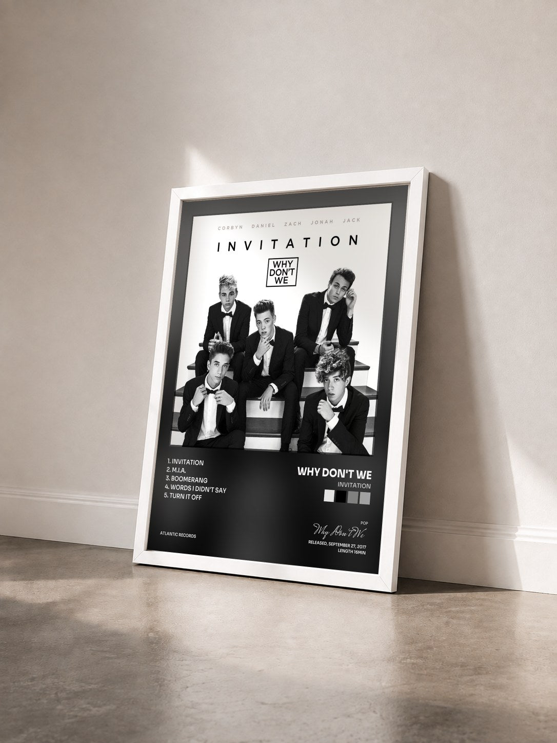 #blanc Tableau de l'album Invitation de Why Don't We vu de trois quarts, cadre blanc