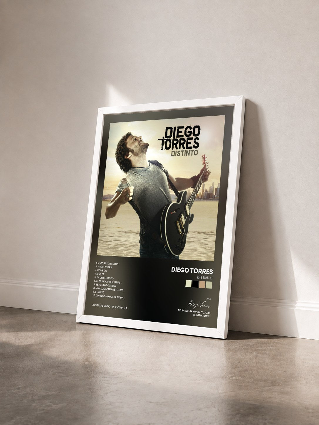 #blanc Tableau de l'album Distinto de Diego Torres vu de trois quarts, cadre blanc