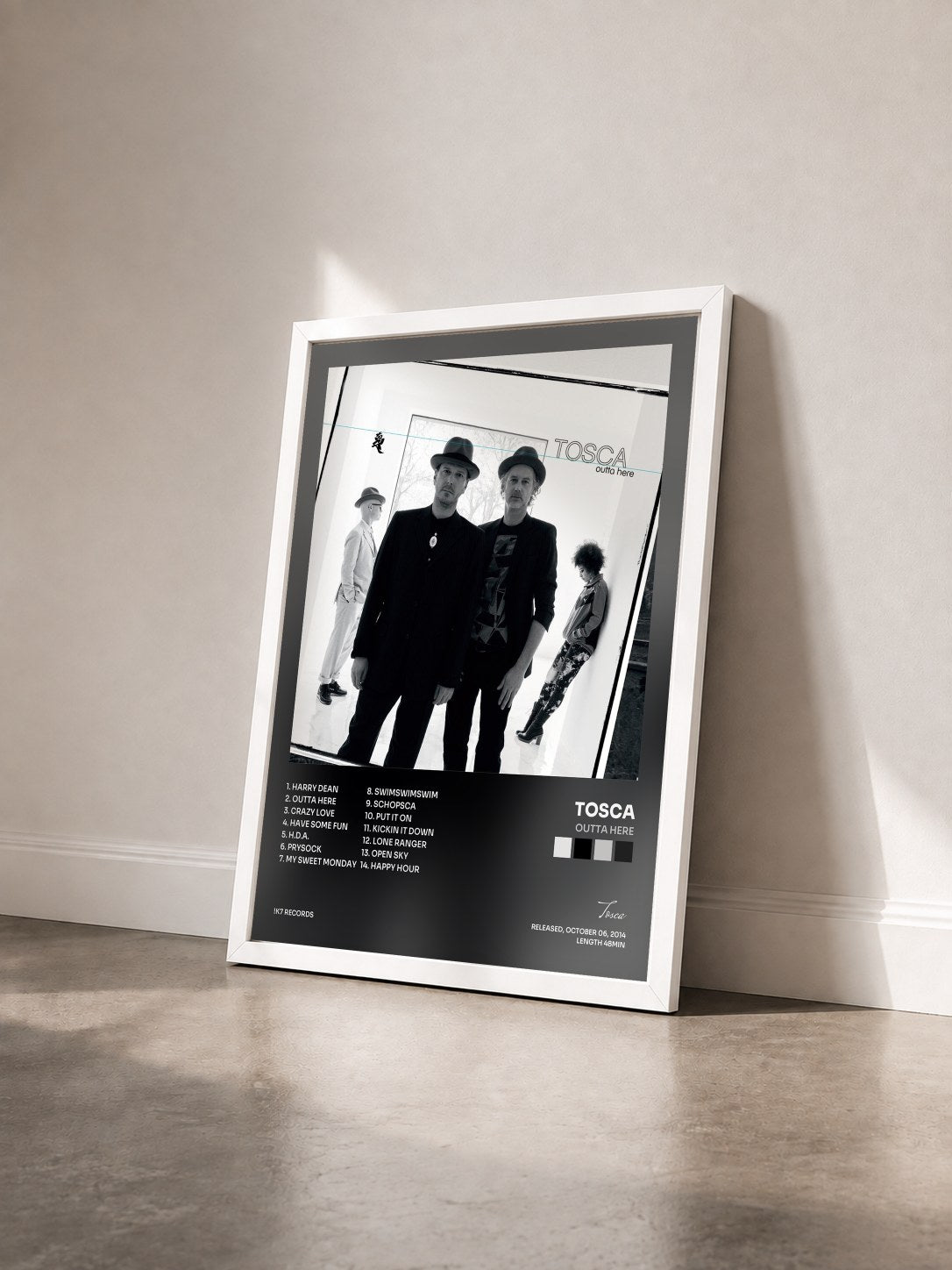 #blanc Tableau de l'album Outta Here de Tosca vu de trois quarts, cadre blanc