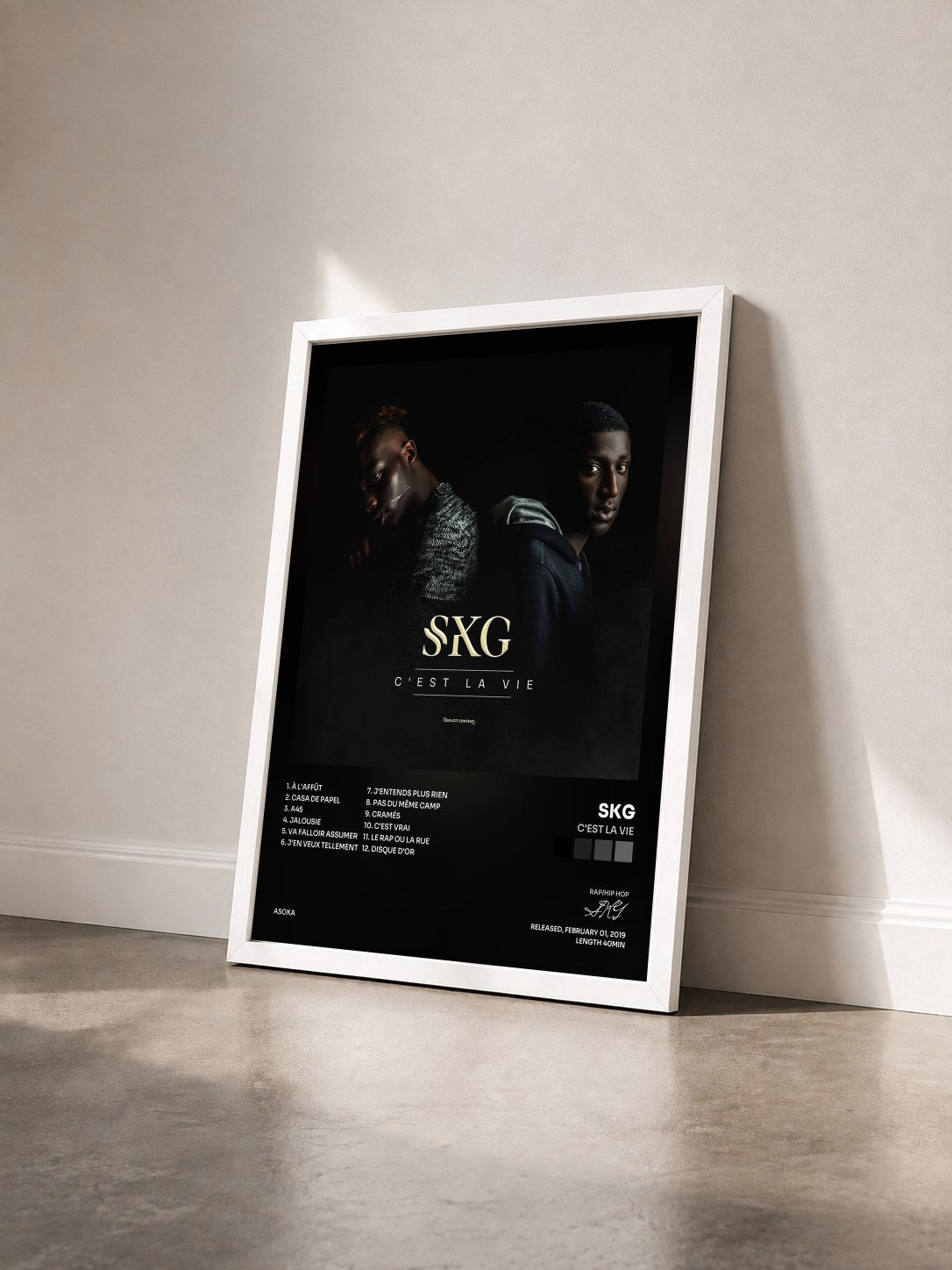 #blanc Tableau de l'album C'est la vie de SKG vu de trois quarts, cadre blanc