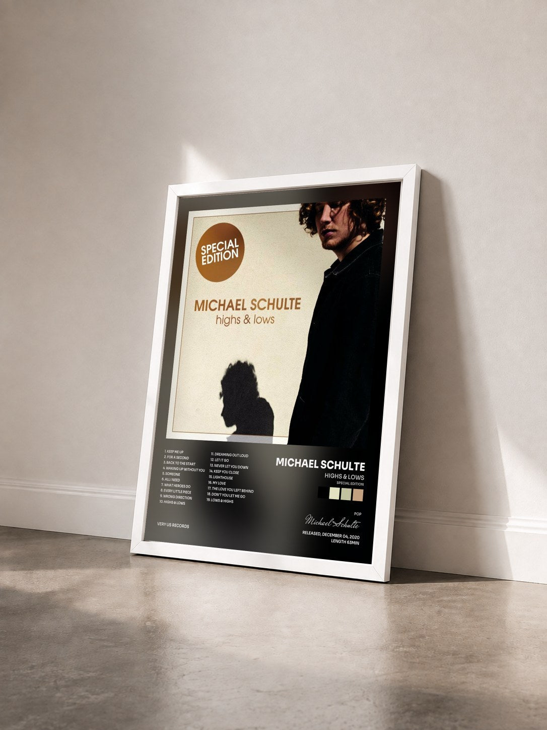 #blanc Tableau de l'album Highs & Lows (Special Edition) de Michael Schulte vu de trois quarts, cadre blanc