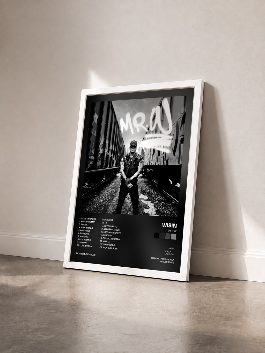 #blanc Tableau de l'album Mr. W de Wisin vu de trois quarts, cadre blanc