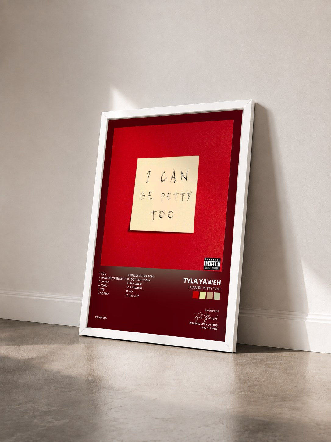 #blanc Tableau de l'album I CAN BE PETTY TOO de Tyla Yaweh vu de trois quarts, cadre blanc