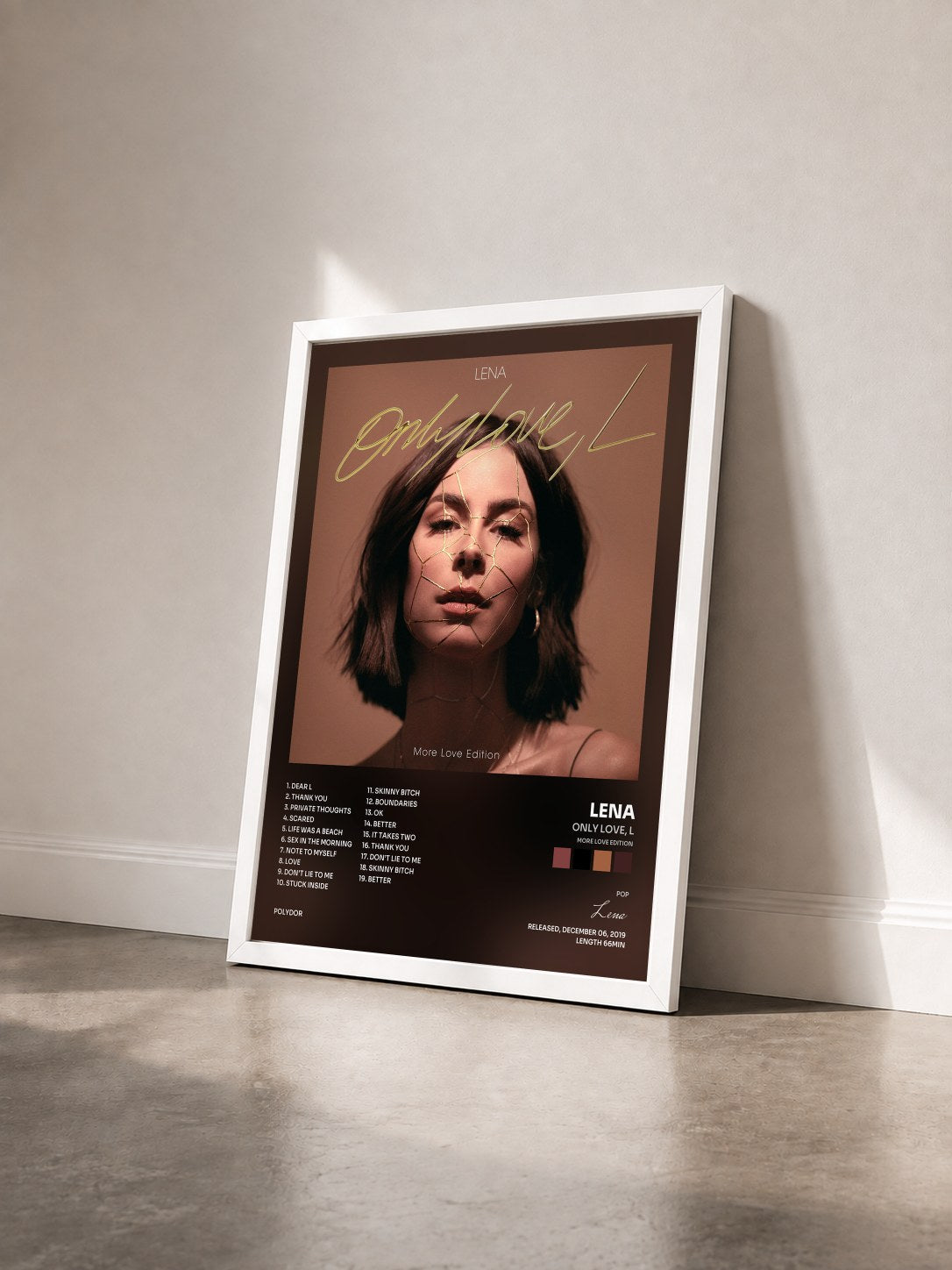 #blanc Tableau de l'album Only Love, L (More Love Edition) de Lena vu de trois quarts, cadre blanc