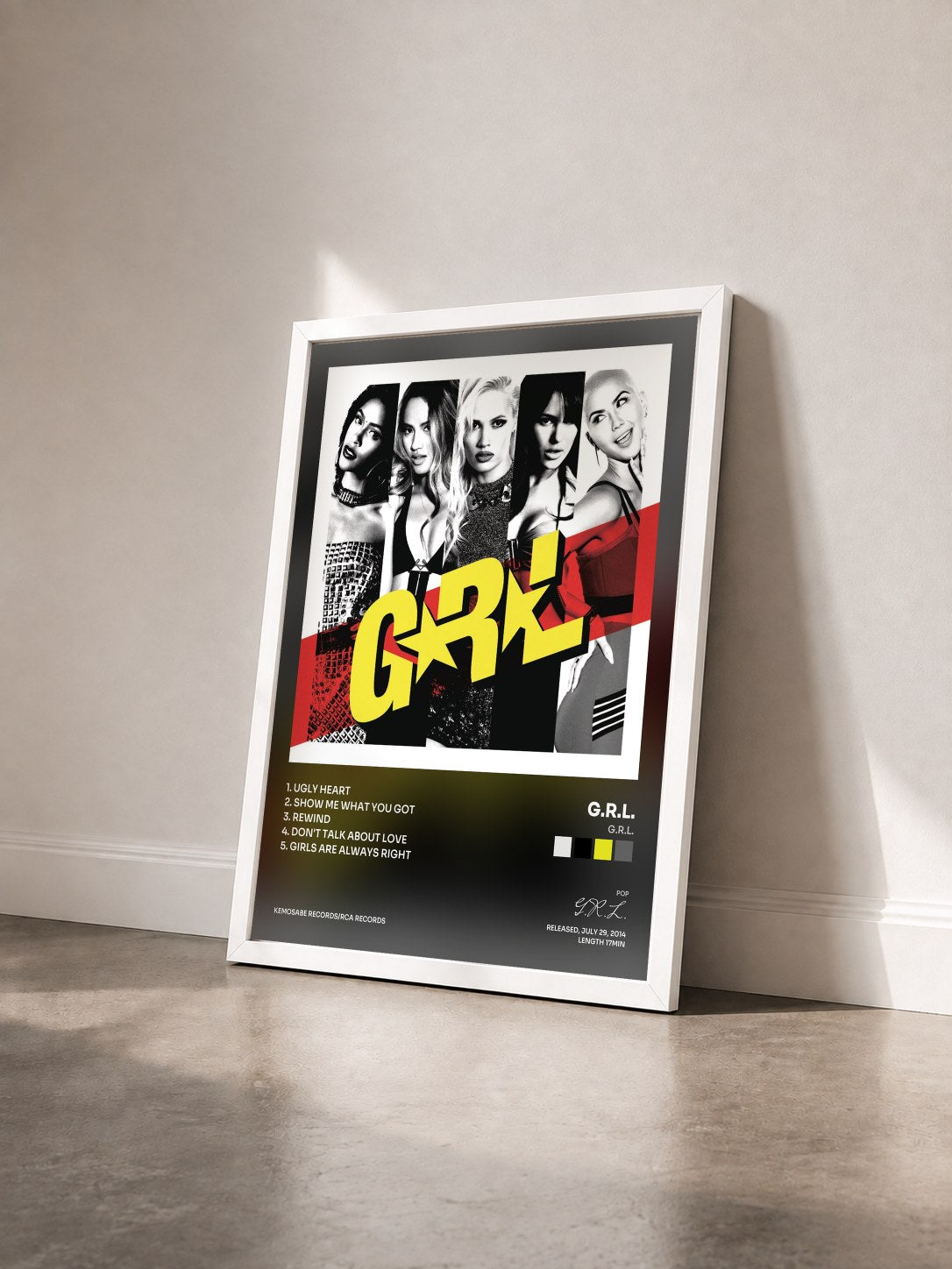 #blanc Tableau de l'album G.R.L. de G.R.L. vu de trois quarts, cadre blanc