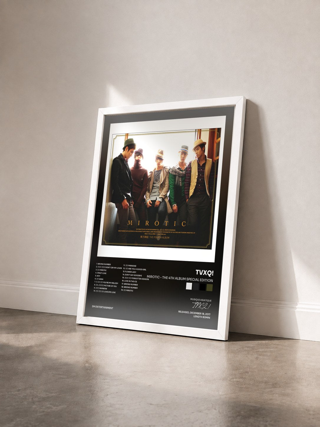 #blanc Tableau de l'album MIROTIC - The 4th Album Special Edition de TVXQ! vu de trois quarts, cadre blanc