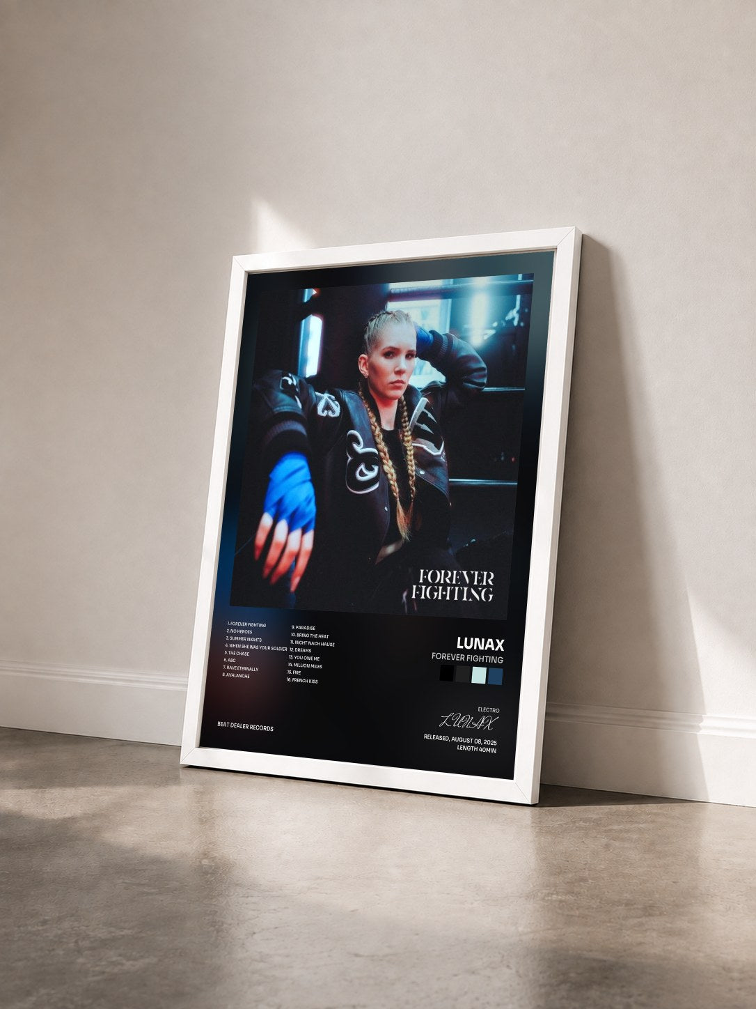 #blanc Tableau de l'album Forever Fighting de LUNAX vu de trois quarts, cadre blanc