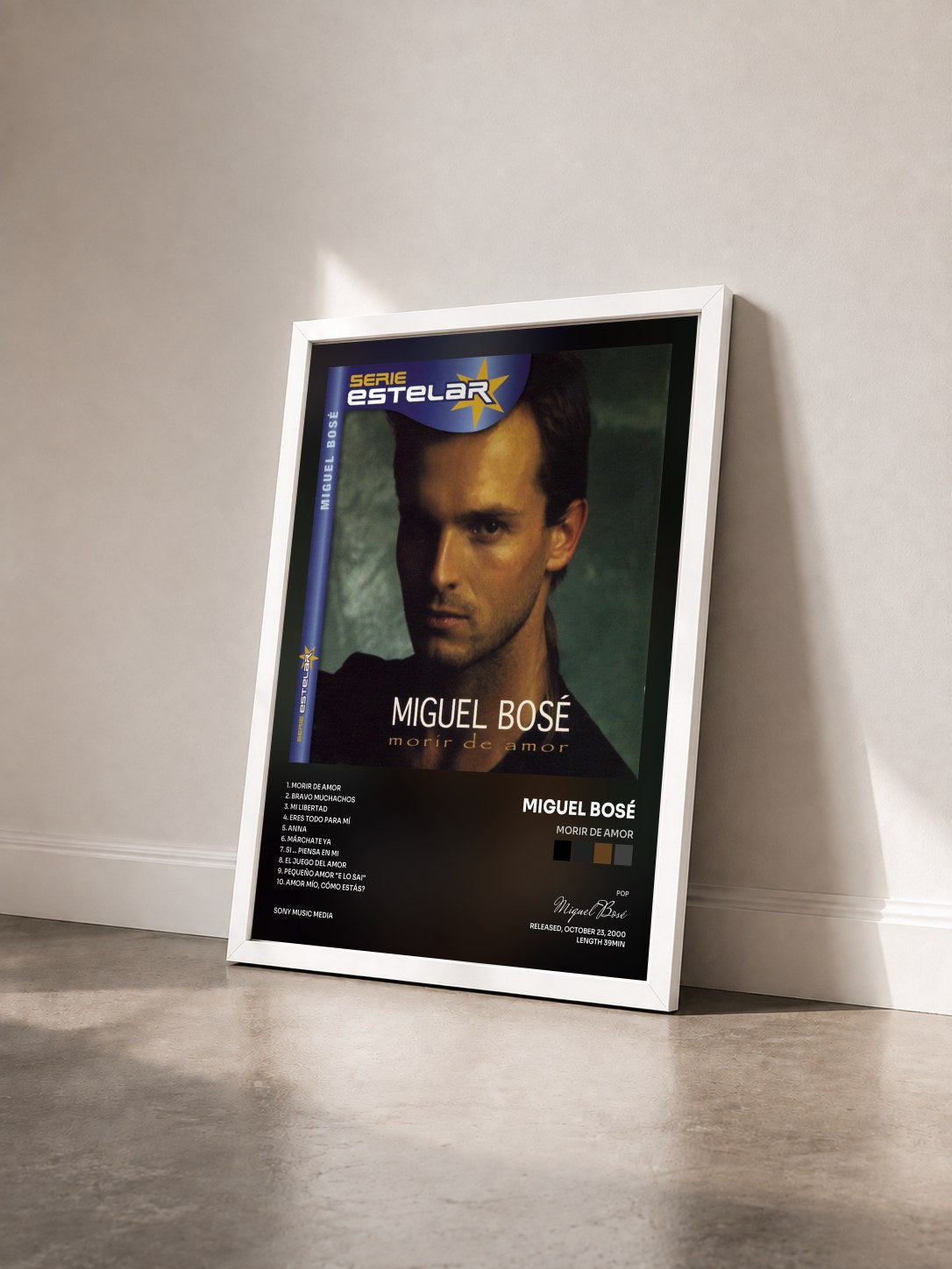 #blanc Tableau de l'album Morir De Amor de Miguel Bosé vu de trois quarts, cadre blanc
