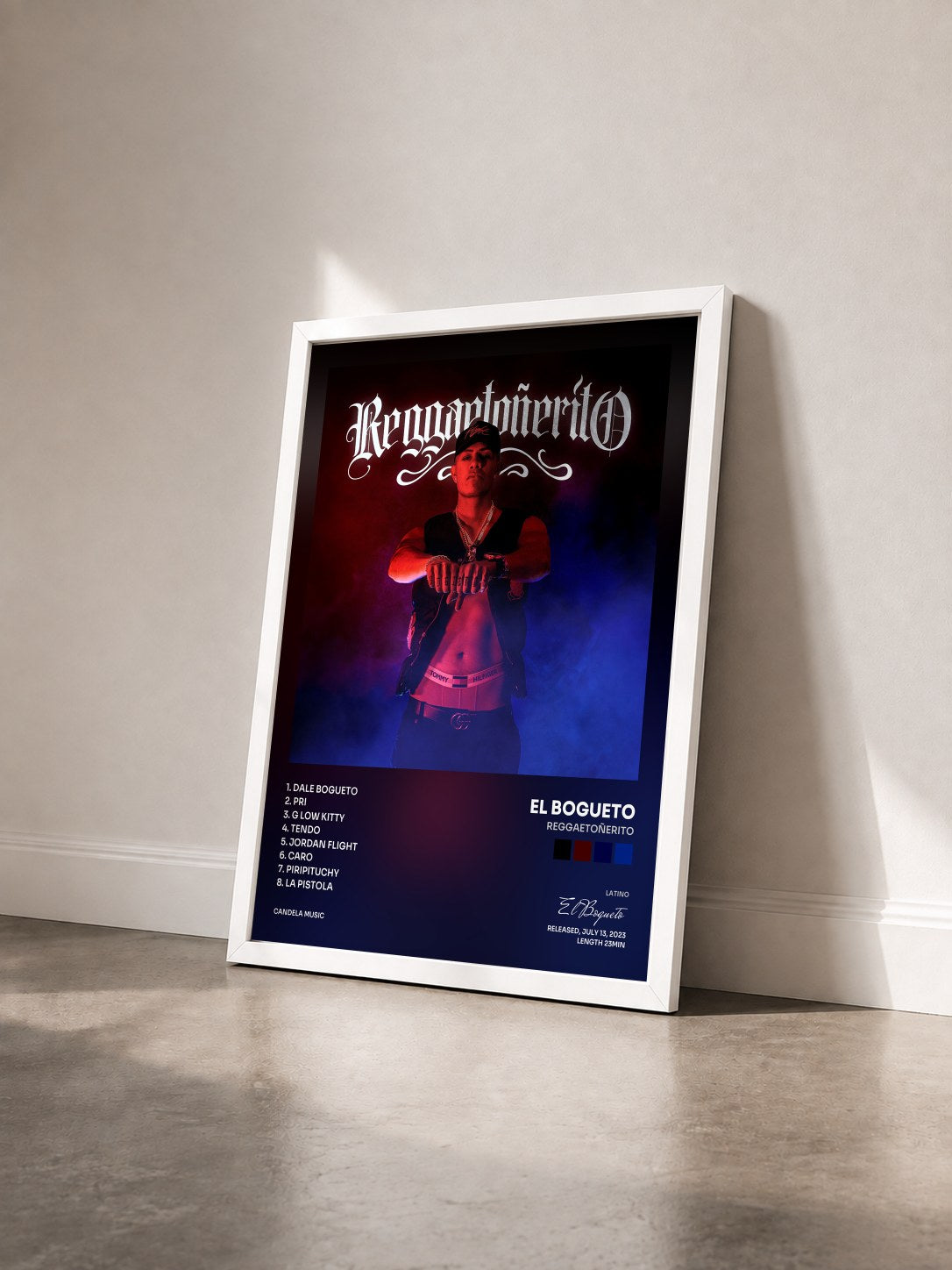 #blanc Tableau de l'album Reggaetoñerito de El Bogueto vu de trois quarts, cadre blanc