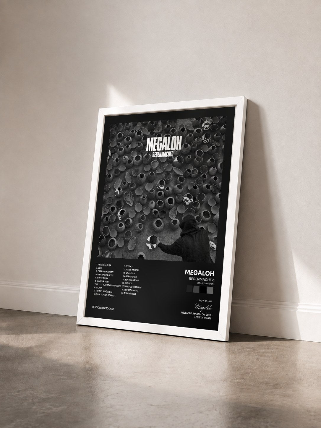#blanc Tableau de l'album Regenmacher (Deluxe Version) de Megaloh vu de trois quarts, cadre blanc