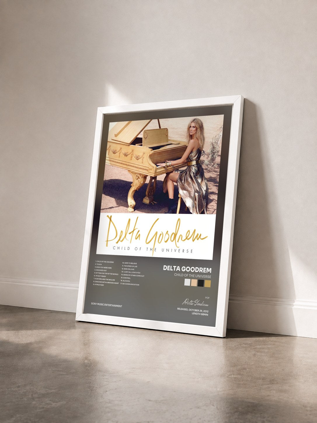 #blanc Tableau de l'album Child of the Universe de Delta Goodrem vu de trois quarts, cadre blanc