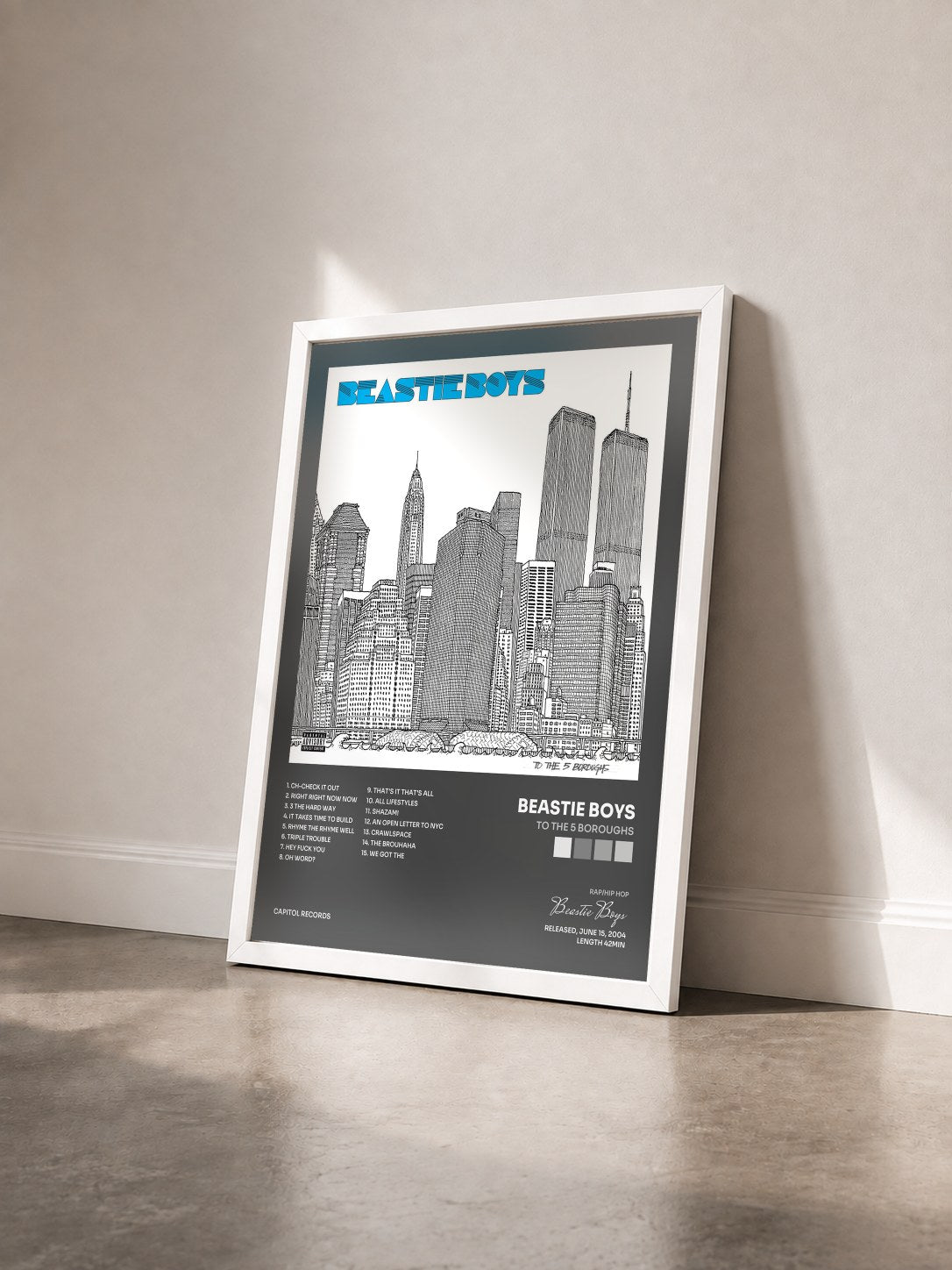 #blanc Tableau de l'album To The 5 Boroughs de Beastie Boys vu de trois quarts, cadre blanc