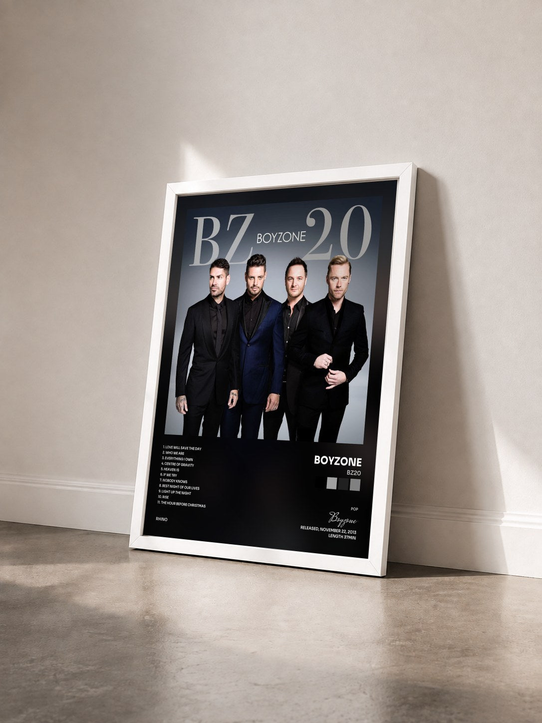 #blanc Tableau de l'album BZ20 de Boyzone vu de trois quarts, cadre blanc