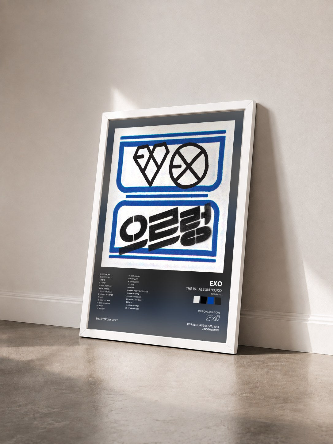 #blanc Tableau de l'album The 1st Album 'XOXO (Kiss&Hug)' Repackage de EXO vu de trois quarts, cadre blanc