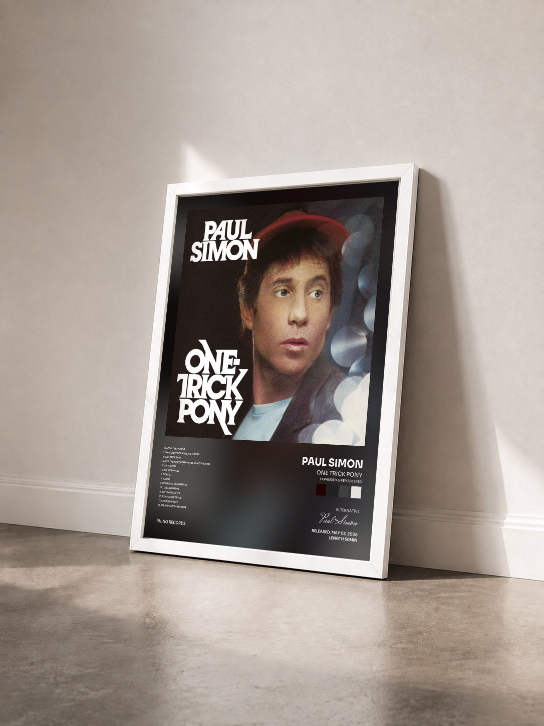 #blanc Tableau de l'album One Trick Pony (Expanded & Remastered) de Paul Simon vu de trois quarts, cadre blanc