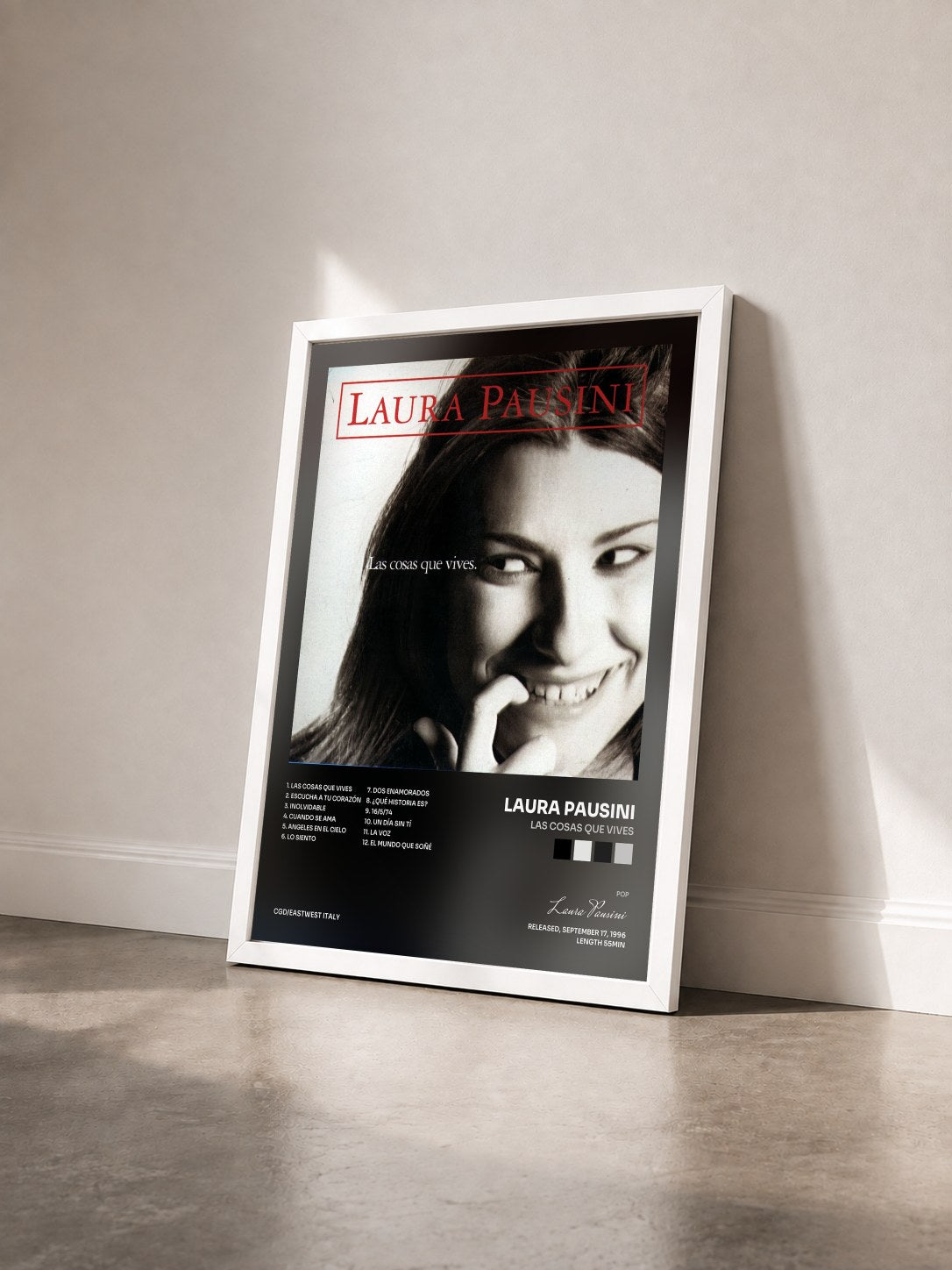 #blanc Tableau de l'album Las cosas que vives de Laura Pausini vu de trois quarts, cadre blanc
