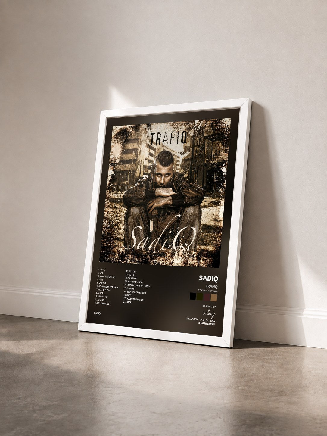 #blanc Tableau de l'album TrafiQ (Standard Edition) de Sadiq vu de trois quarts, cadre blanc