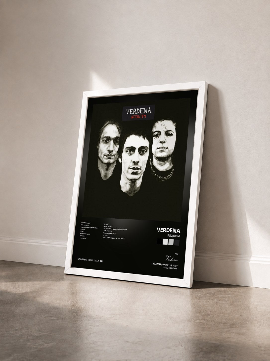 #blanc Tableau de l'album Requiem de Verdena vu de trois quarts, cadre blanc
