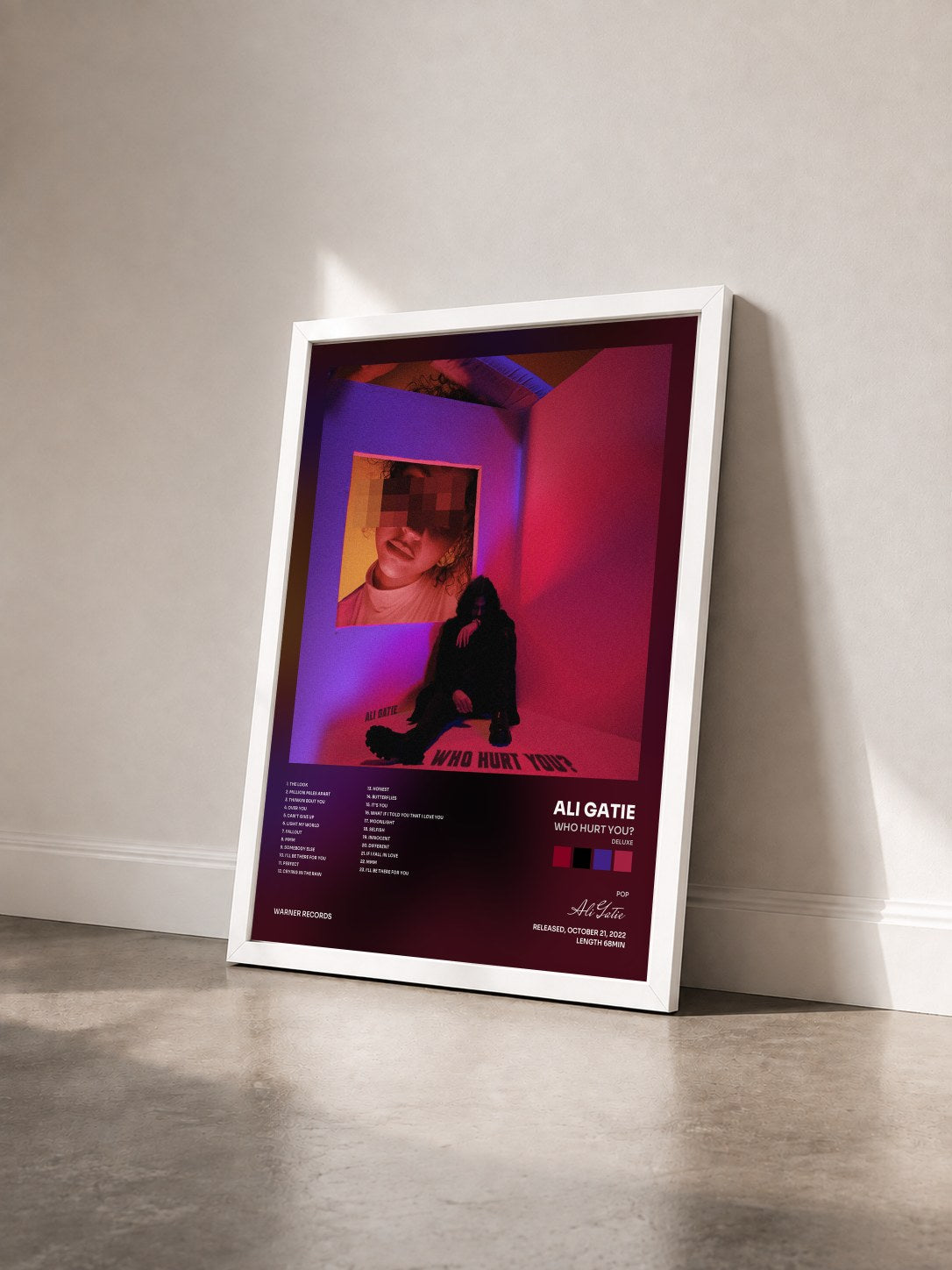 #blanc Tableau de l'album WHO HURT YOU? (Deluxe) de Ali Gatie vu de trois quarts, cadre blanc