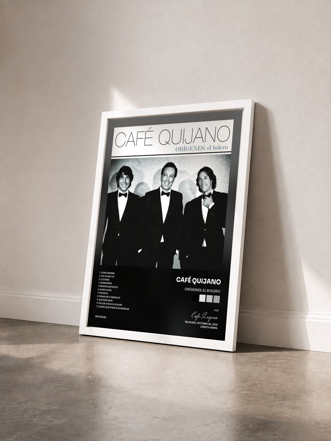#blanc Tableau de l'album Orígenes: El Bolero de Café Quijano vu de trois quarts, cadre blanc