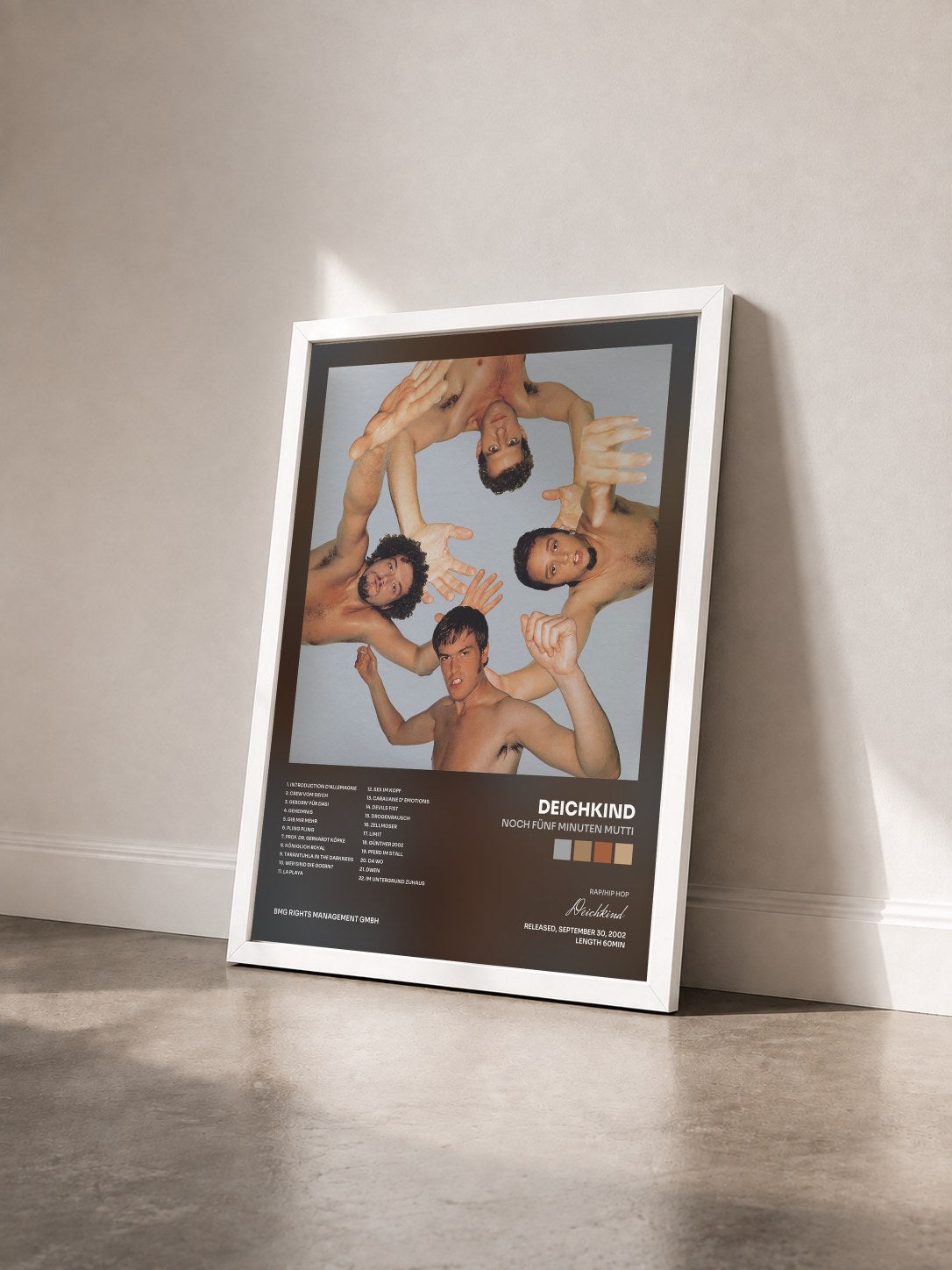 #blanc Tableau de l'album Noch fünf Minuten Mutti de Deichkind vu de trois quarts, cadre blanc