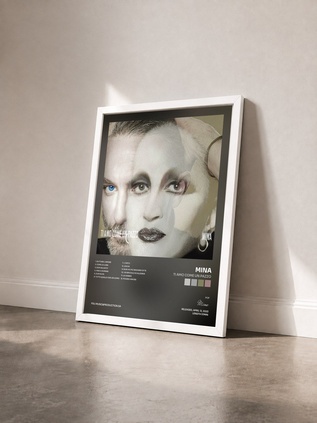#blanc Tableau de l'album Ti amo come un pazzo de Mina vu de trois quarts, cadre blanc