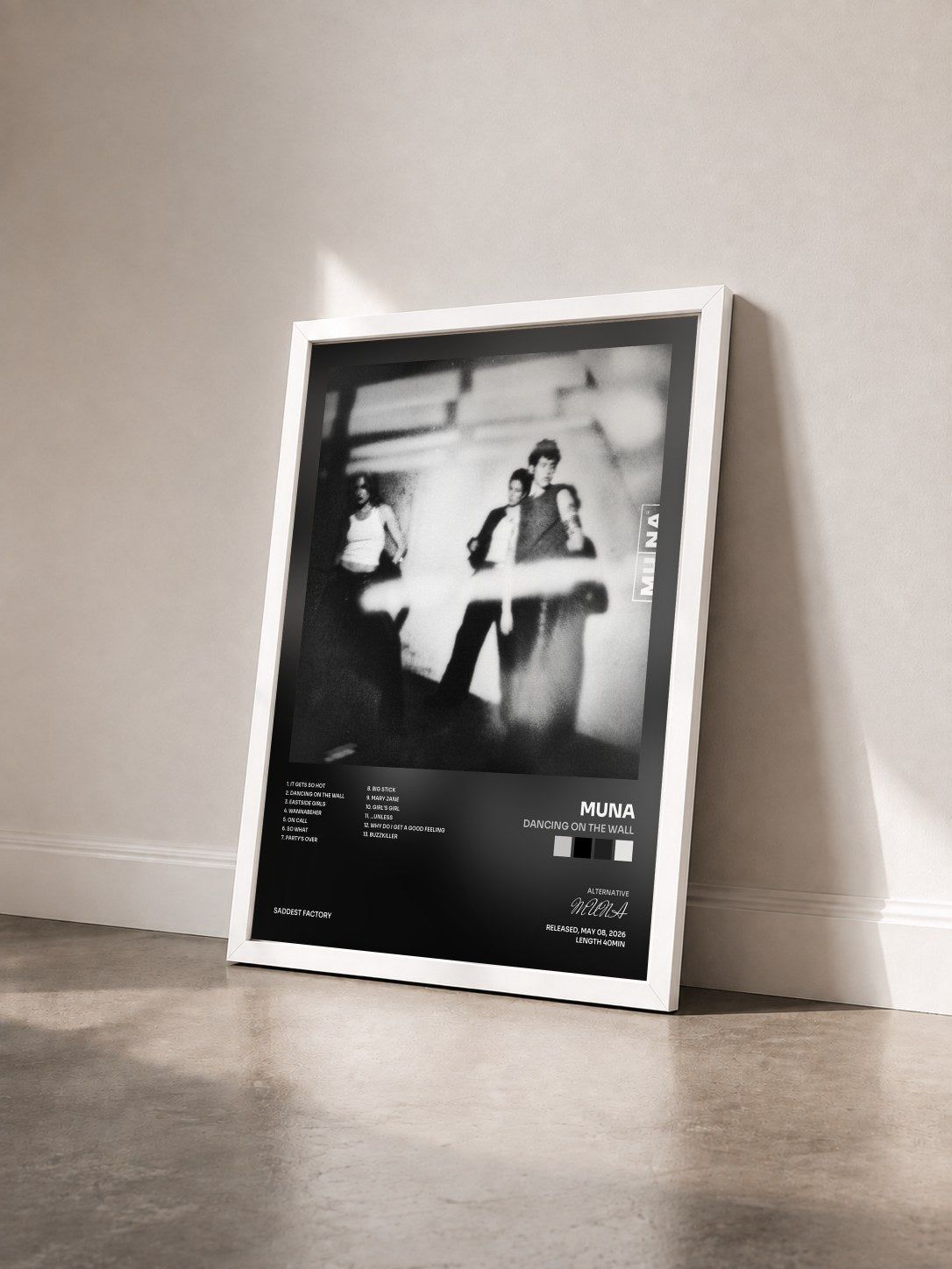 #blanc Tableau de l'album Dancing On The Wall de MUNA vu de trois quarts, cadre blanc