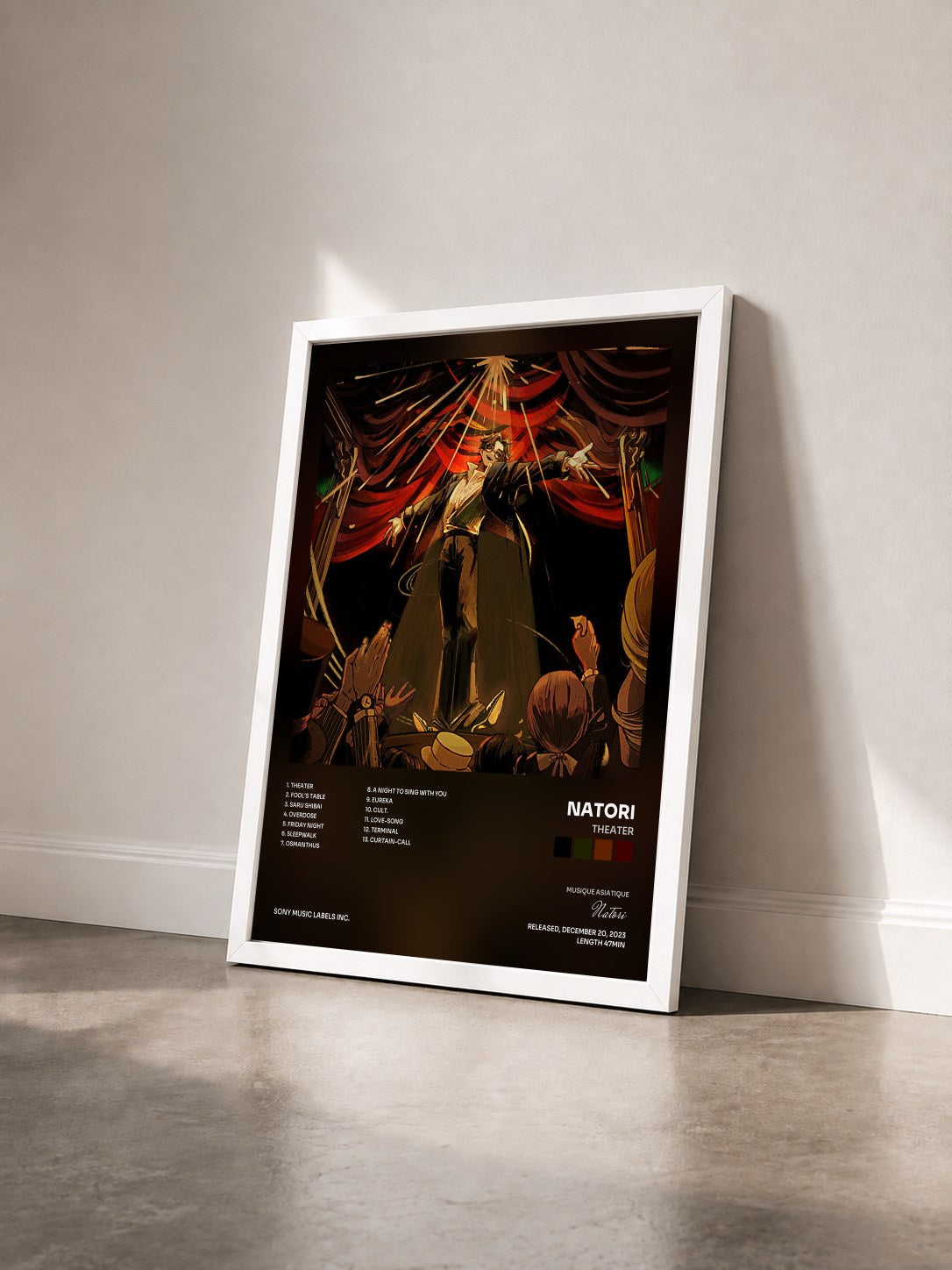 #blanc Tableau de l'album Theater de Natori vu de trois quarts, cadre blanc