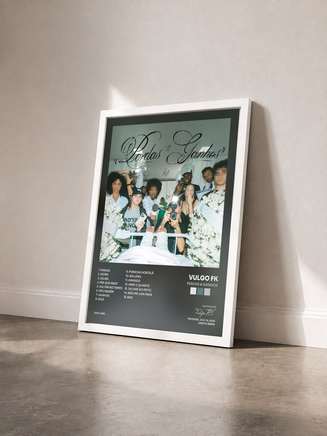 #blanc Tableau de l'album Perdas & Ganhos de Vulgo FK vu de trois quarts, cadre blanc