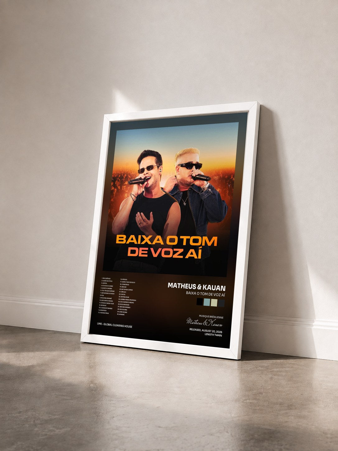 #blanc Tableau de l'album Baixa o tom de voz aí de Matheus & Kauan vu de trois quarts, cadre blanc