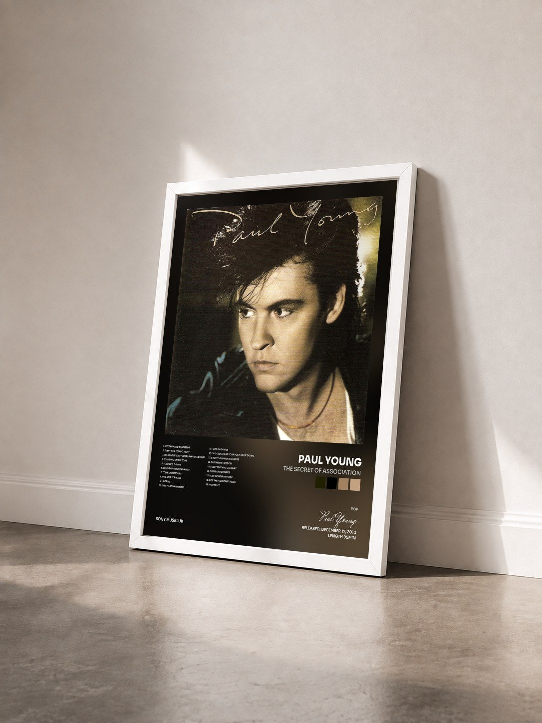 #blanc Tableau de l'album The Secret Of Association de Paul Young vu de trois quarts, cadre blanc