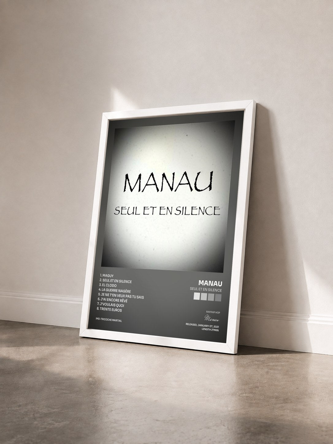 #blanc Tableau de l'album Seul et en silence de Manau vu de trois quarts, cadre blanc