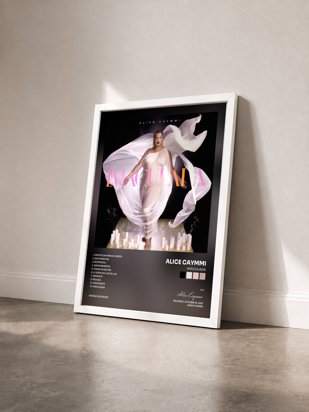 #blanc Tableau de l'album Imaculada de Alice Caymmi vu de trois quarts, cadre blanc