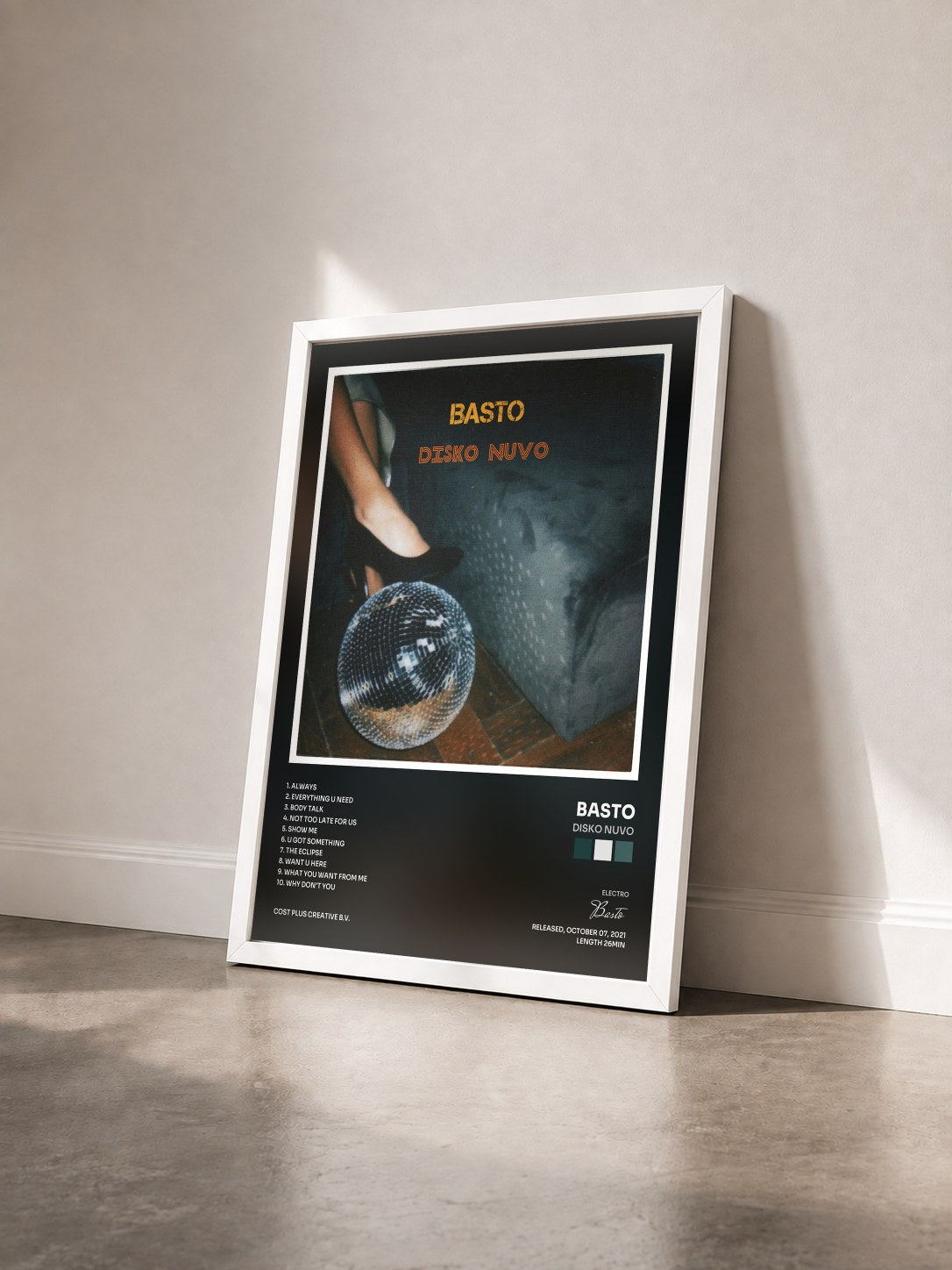 #blanc Tableau de l'album Disko Nuvo de Basto vu de trois quarts, cadre blanc